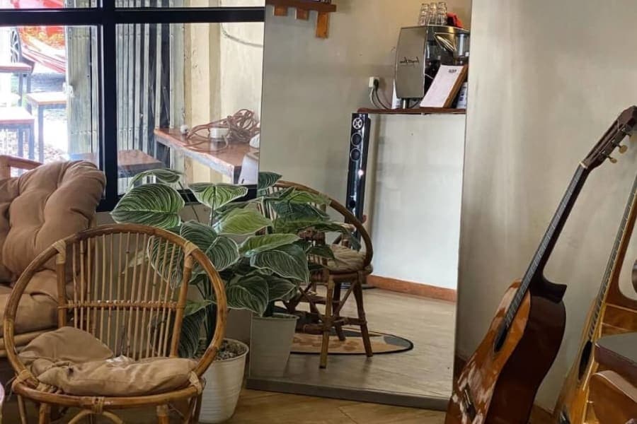 Interior dan suasana di KYLO Coffee and Eatery Palembang