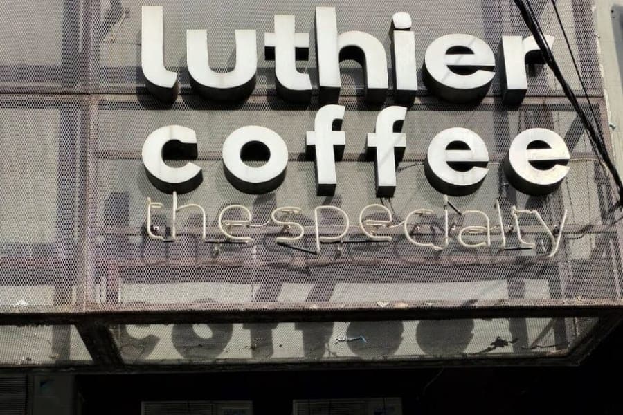 Interior dan suasana di Luthier Coffee Palembang